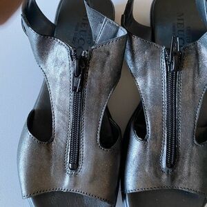 Sesto Meucci Women's Women’s Metallic Gray Sandals Size 6.5 M